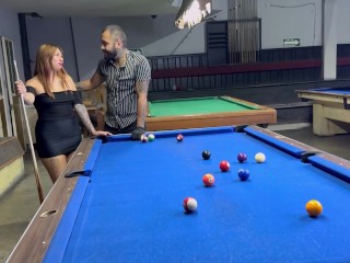 BILLIARD-ANSAT BLIR FORFØRT AF UTRO ASS