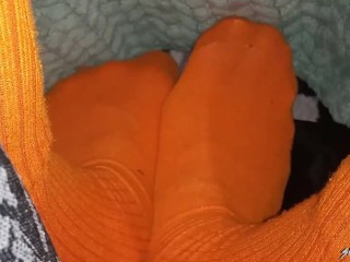 Sous Les Couvertures Avec Des Chaussettes Orange - Chaussette Fetish