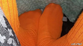 Sous les couvertures avec des chaussettes orange - Chaussette Fetish