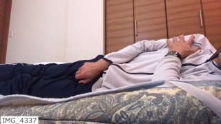 Japanse mannelijke masturbatie. Masturbatie tijdens het kijken naar AV 3 Volume waarschuwing: Er is gekreun