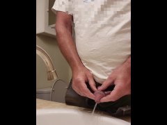 Spreading my peehole while I piss and playing with it