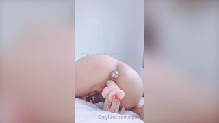 Sexy Aziatische hoer naakt haar enorme borsten vingert haar geschoren poesje en krijgt orgasme