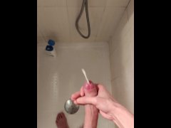 Belle ejaculation sous la douche