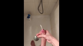 Belle ejaculation sous la douche