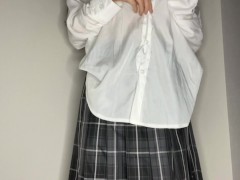 ノーブラノーパンで学校に…乳首勃起してしまって発情オナニー♡　18歳日本人　素人 - Screenshot 13 of 16 - 学校