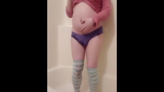 Verzweifeltes Transmädchen pisst auf ihr Höschen und ihre Programmiersocken.