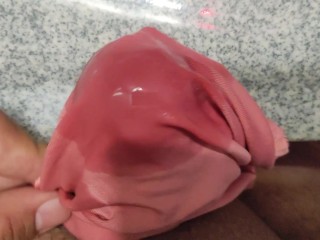 Сперма проходит через шелковые трусики