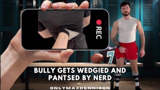 Bully é mogiado e calçado por nerd