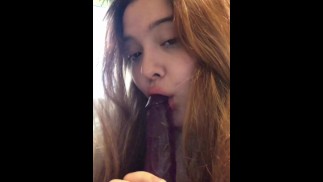 热口交吮吸一个大玩具鸡巴