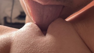 MANGIA LA FIGA DA VICINO! Il mio ragazzo mi fa raggiungere l'orgasmo con la sua lingua veloce. 4K