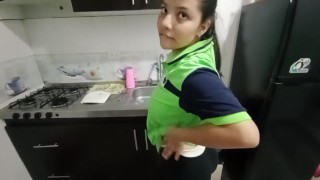 SIRVIENTA CALIENTE ME ESPERA EN LA COCINA - mi sirvienta de tetas pequeñas ESPERA MI GRAN VERGA!