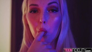 TEENFIDELITY burlándose del destino con un pequeño Blonde