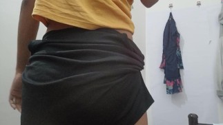 瘦削的印度女主播与浮肿的