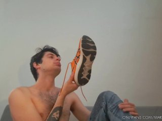 Annusa le mie ascelle, la mia cappella insalivata e i calzini bucati!