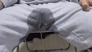 Video van een man die plast en ejaculeert terwijl hij een sweatshirt draagt