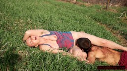 Ich liebe es, wenn sie auf meinem Gesicht reitet und mich ihre saftige Muschi im Freien essen lässt