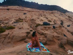 MILF in vacanza si masturba senza vergogna su una spiaggia pubblica e si scopa un turista