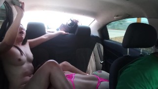 jolie blonde suce mes seins dans l'uber et lèche ma délicieuse chatte