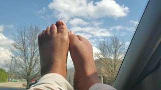 Petits pieds nus par une journée ensoleillée