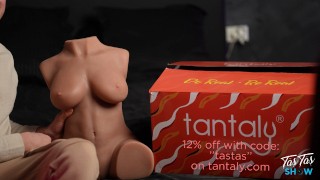 Laura Quest reçoit une surprise intense | Trio amateur avec la poupée sexuelle Tantaly - Version courte