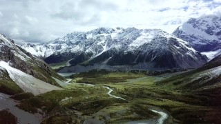 Hot filles dans les montagnes avec des quadricoptes