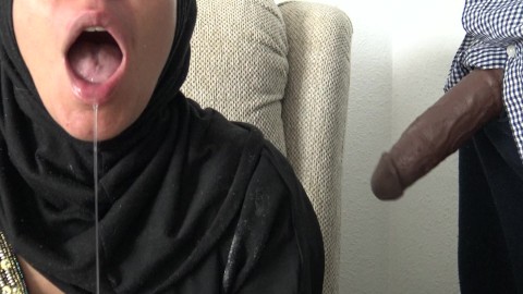 une femme musulmane française laisse un garçon noir jouir dans sa bouche et avale son sperme