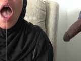 une femme musulmane française laisse un garçon noir jouir dans sa bouche et avale son sperme