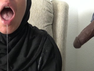 une femme musulmane française laisse un garçon noir jouir dans sa bouche et avale son sperme Video