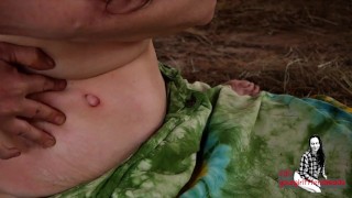 Close-up MILF Outie Belly knop Fetish spelen, mollige Belly squish, gluren naar tepels