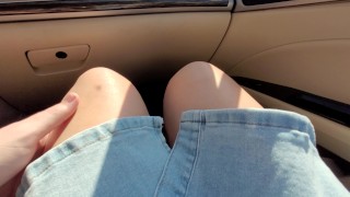 Falda de jeans sin bragas con el coño mojado