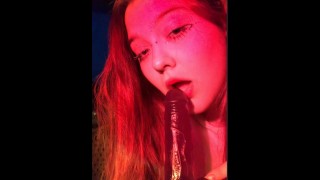 Une fille sexy montre ses talents avec un sex-toy