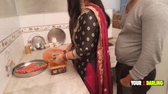 Stiefmoeder neukt de keuken als ze diner maakt voor haar stiefzoon