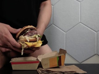 Baiser un Big Mac et Jouir Sur La Nourriture à Manger