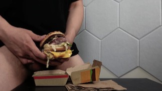 Fick einen Big Mac und spritze auf Essen zum Essen