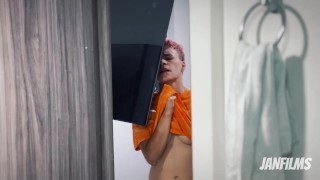 UFF HOE DE DILDO NAAR BINNEN GAAT!! Ik bespioneerde mijn Roomie in de badkamer