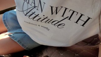 一个大胸部和屁股女孩在车里的危险打手枪