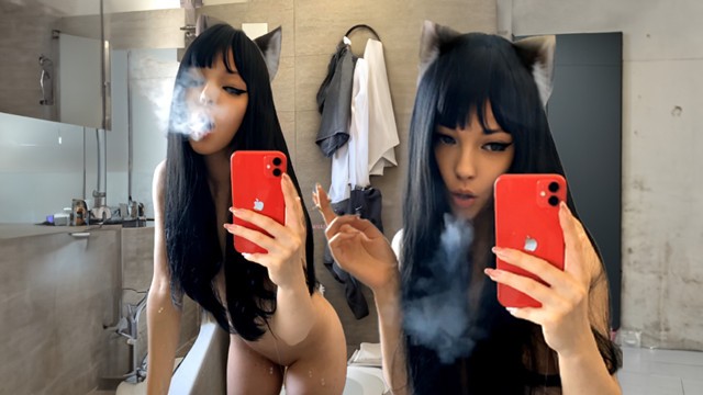 Симпатичная брюнетка курит голышом в зеркале (полное видео на моем 0nlyfans/ManyVids)