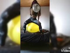 chica jugando con globos