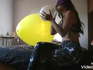 chica jugando con globos Video