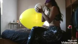 chica jugando con globos