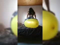 chica jugando en la habitacion con globos - Screenshot 10 of 16 - Balloon Sluts