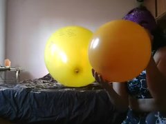 chica jugando en la habitacion con globos - Screenshot 13 of 16 - Balloon Fetish