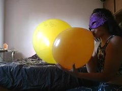 chica jugando en la habitacion con globos - Screenshot 14 of 16 - Balloon Pop