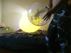 chica jugando en la habitacion con globos - Screenshot 7 of 16 - Looner