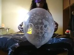 chica jugando en la habitacion con globos - Screenshot 8 of 16 - Balloon Fetish