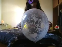 chica jugando en la habitacion con globos - Screenshot 9 of 16 - Balloon Pop