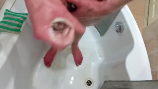 Très rapide branlette dans la douche 18 ans