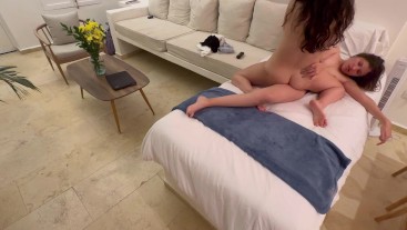 Mi masajista me hace relajar hasta la vagina parte #2