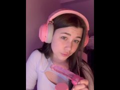 Pretty girl in headphones shows how to suck properly.