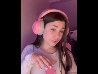 Pretty Girl in Headphones Shows how to Suck Properly.